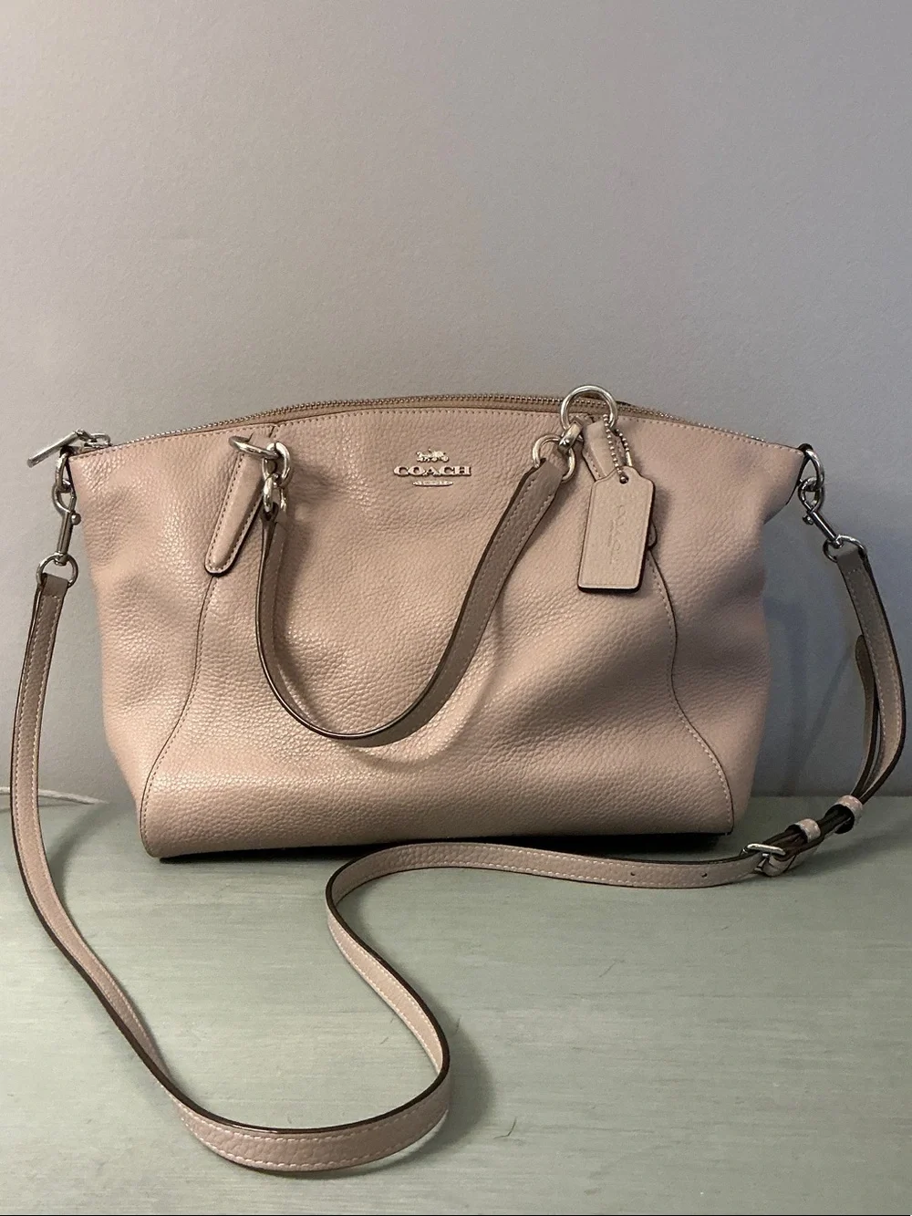 Coach F28993 Kelsey Pebbled Leather Shoulder Satchel Crossbody in Grayish Taupe - Picture 1 of 14
